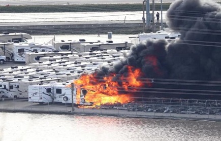 火光冲天黑烟滚滚!加拿大不列颠哥伦比亚省发生火灾,上百辆房车陷入火海