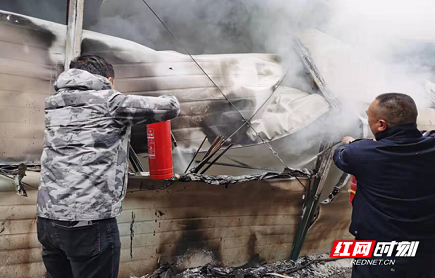 永定区:教温公路一工棚起火 村书记卢里奋不顾身扑救